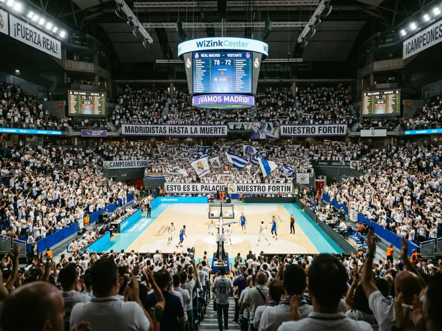 Pabellón lleno de aficionados en partido de Euroliga con ambiente hostil