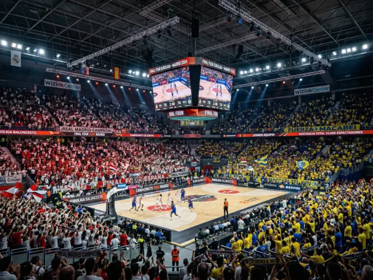 Pabellon de baloncesto lleno de aficionados durante un partido de Final Four de Euroliga